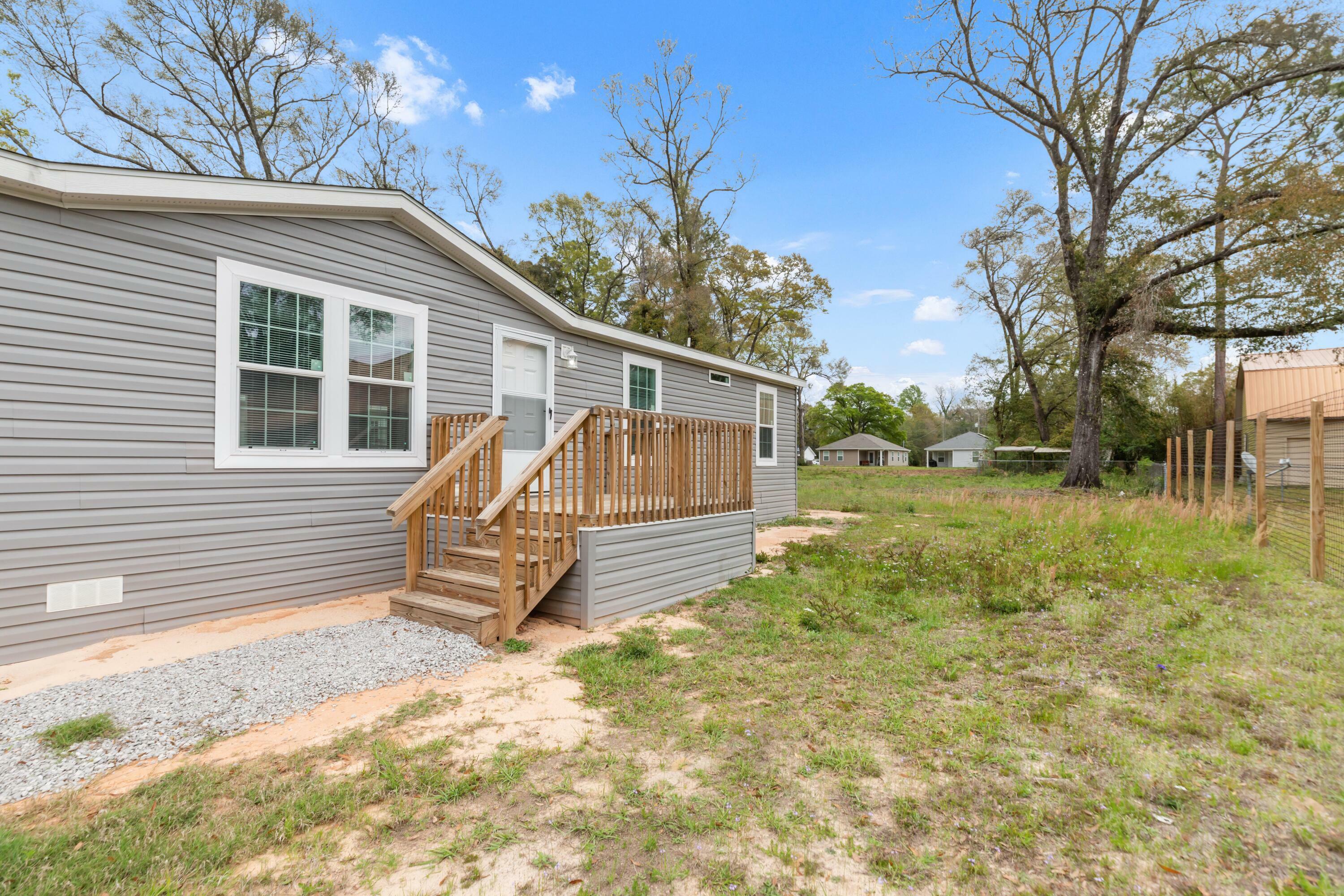 Property Photo:  910 N Lloyd Street  FL 32536 