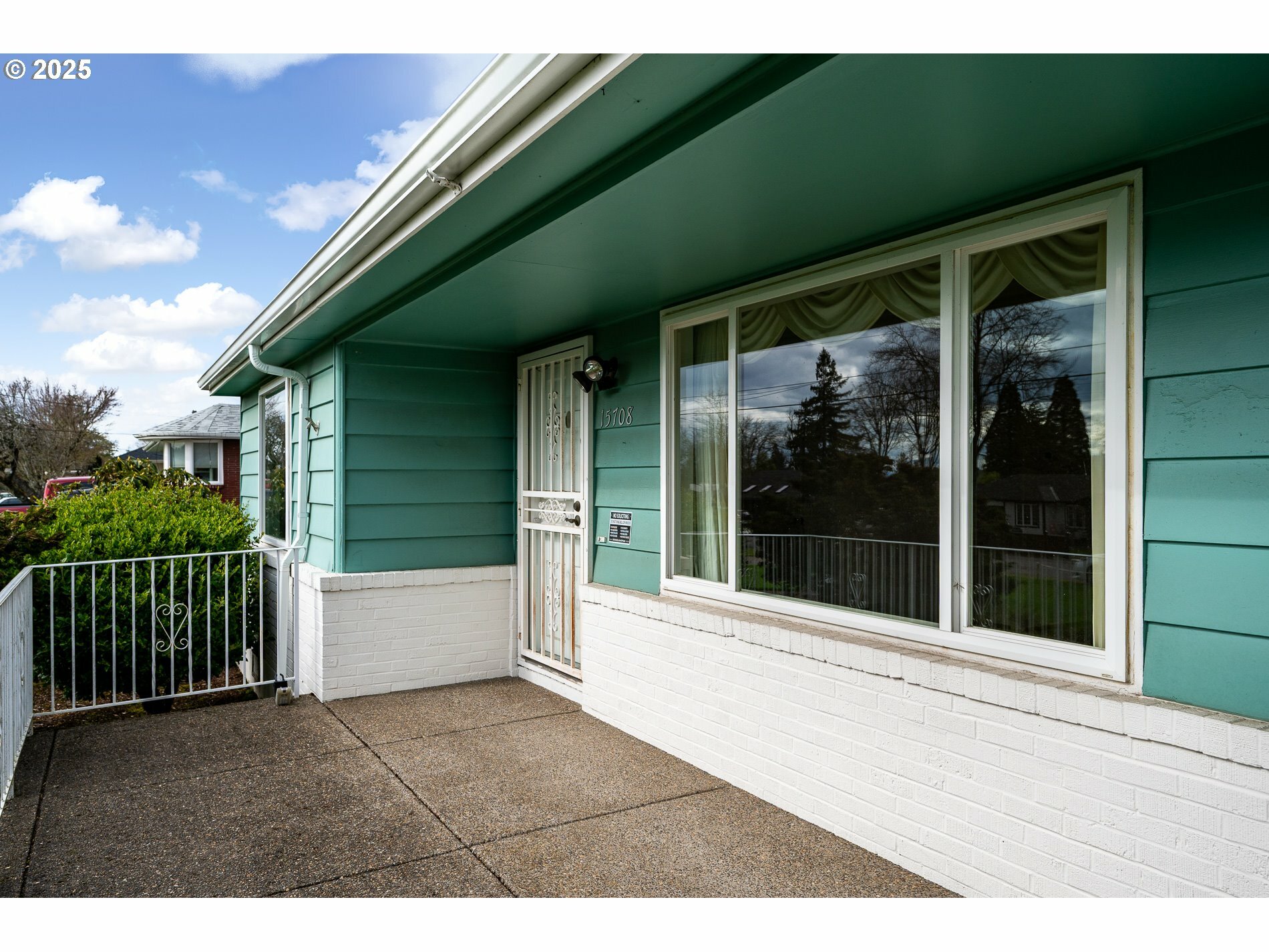 Property Photo: 15708 SE Francis Ave OR 97267