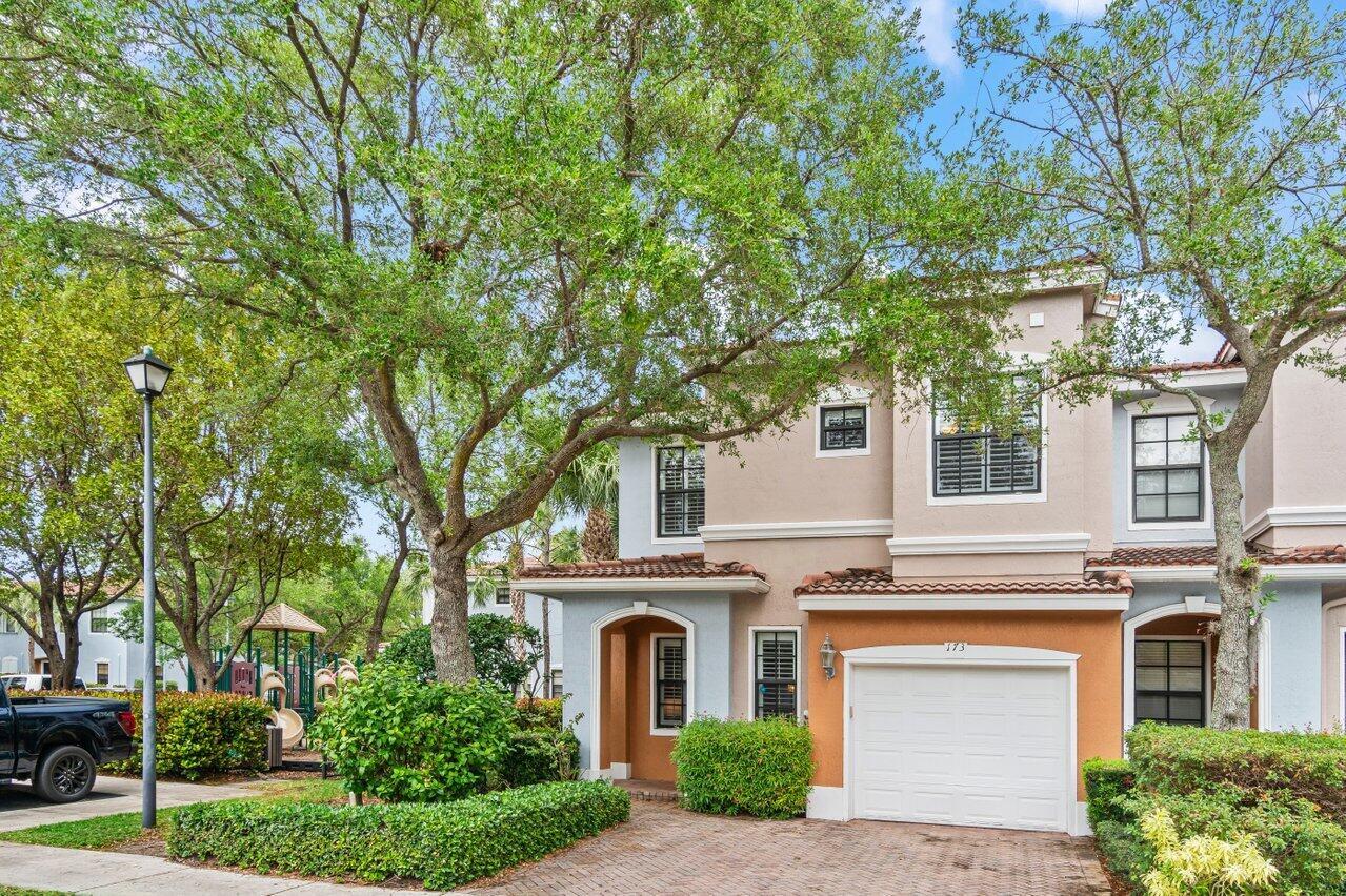 Property Photo: 173 W Astor Circle FL 33484