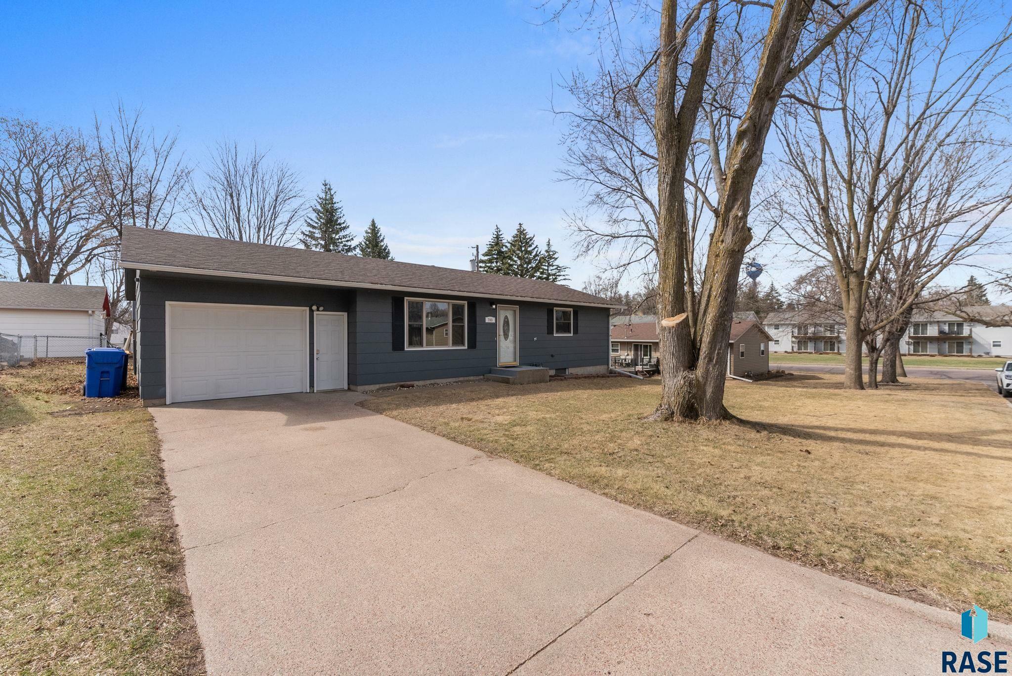 Property Photo: 703 E 11th St SD 57022