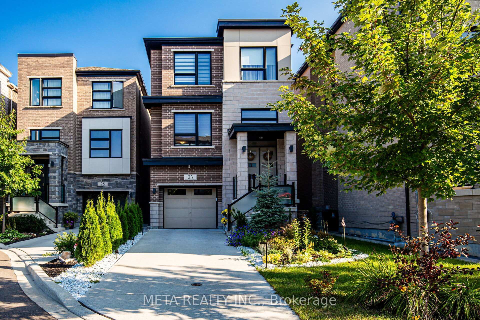 Property Photo: 23 Hollyhock Court ON M3B 0B4