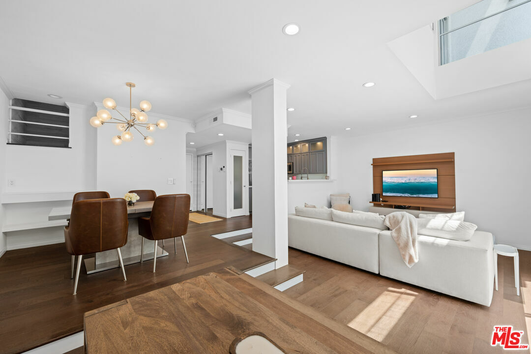 Property Photo: 520 S Barrington Ave CA 90049