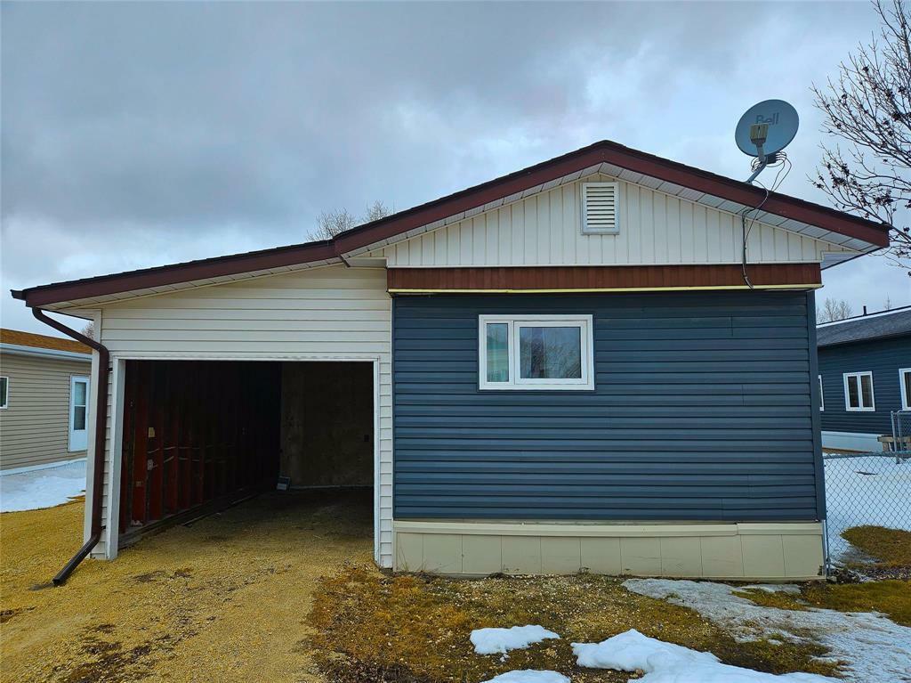 Property Photo: 38 Cedar Crescent MB R1C 0G5