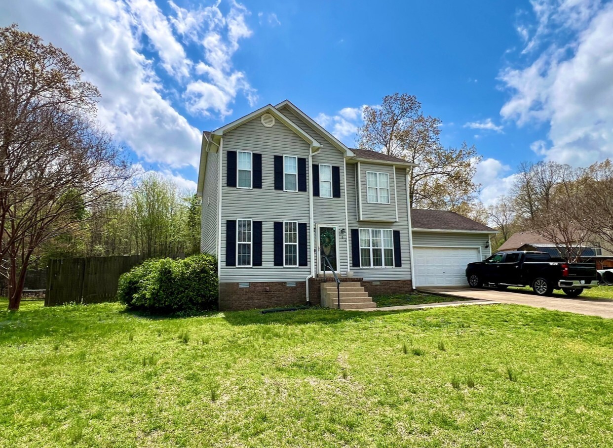Property Photo: 104 E Laurel Dr TN 38464