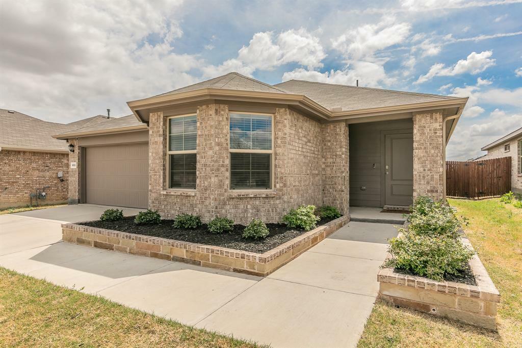 Property Photo: 633 Spaulding Street TX 76247
