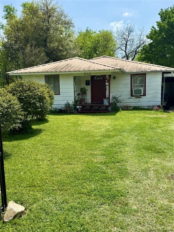 Property Photo: 712 E Liberty Street TX 76667