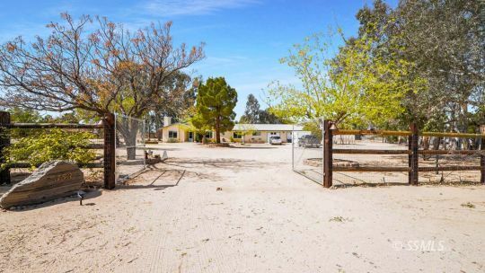 Property Photo: 353 Mark Ct CA 93527