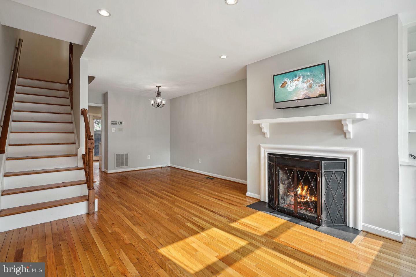 Property Photo: 507 Colecroft Court VA 22314