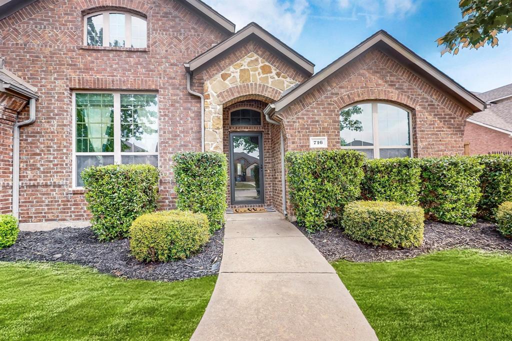 Property Photo: 716 Saddlebrook TX 75115