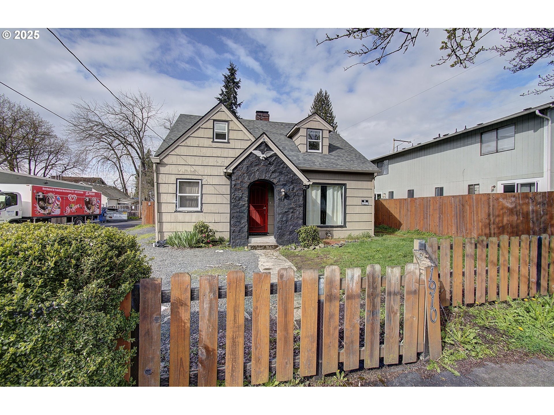 Property Photo: 1910 E 33rd St WA 98663