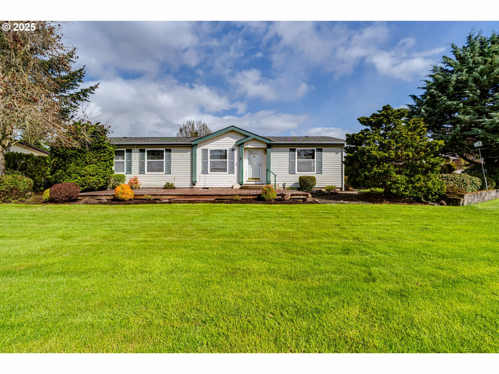 Property Photo: 5353 Club Dr OR 97402