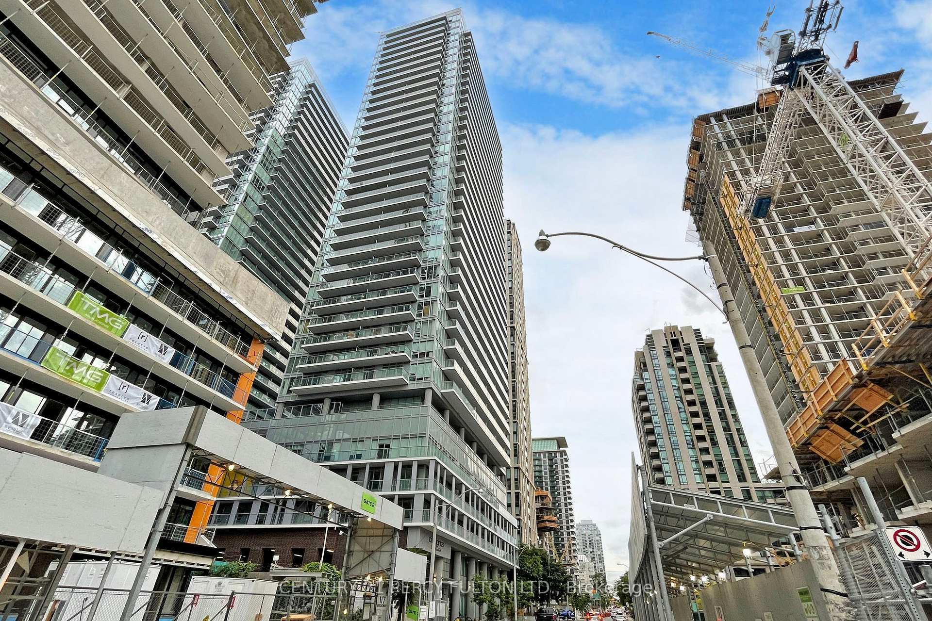 Property Photo: 99 Broadway Avenue N 2711nt ON M4P 1V2