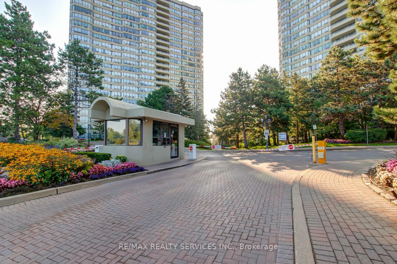 Property Photo: 22 Hanover Road 205 ON L6S 5K7