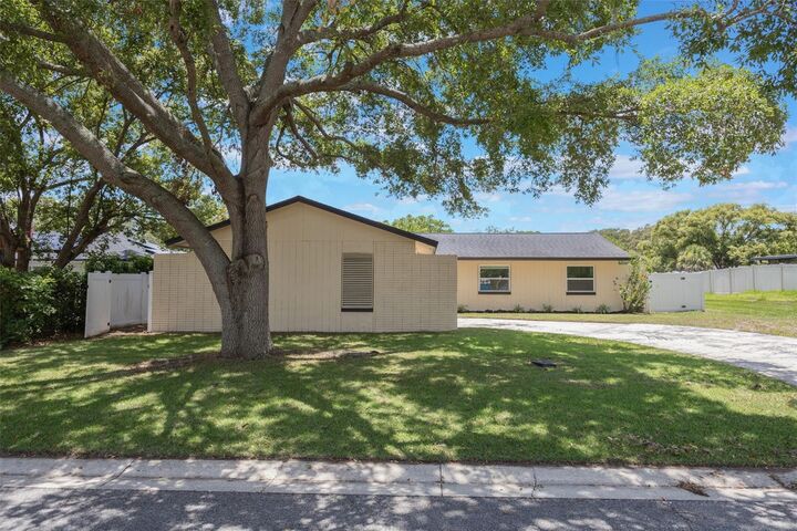 Property Photo: 725 Laurel Way FL 32707