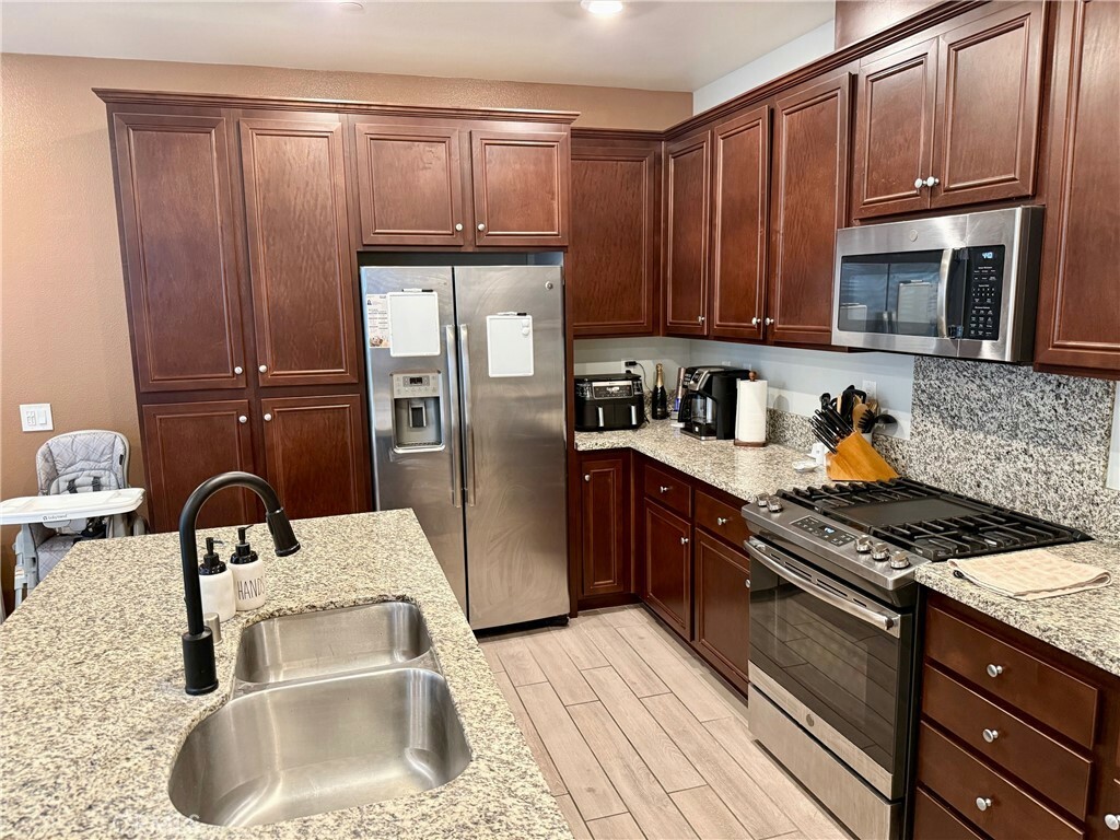 Property Photo:  40277 Calle Real  CA 92563 