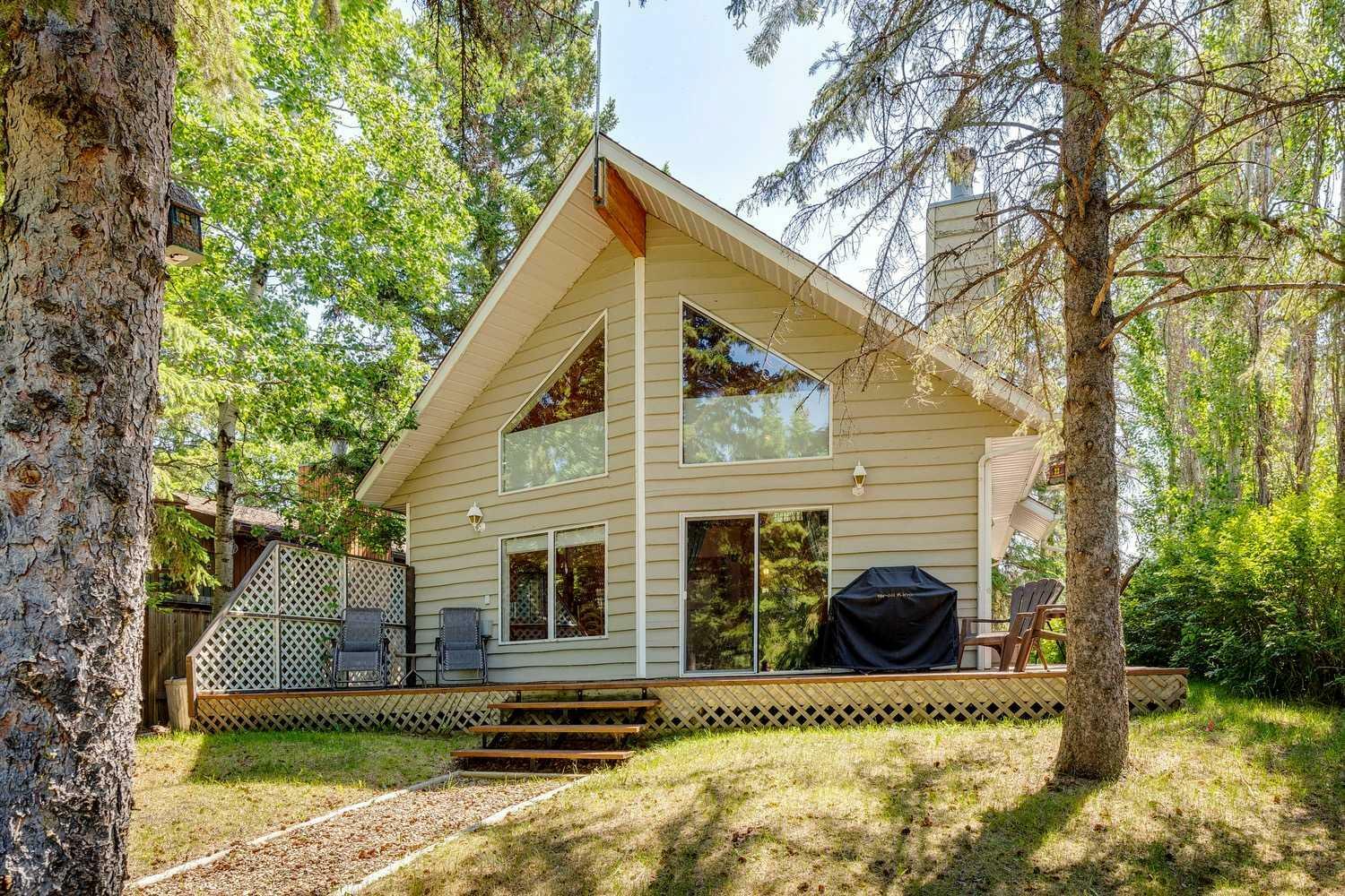 Property Photo: 91 Oliver Avenue AB T4L 2N1