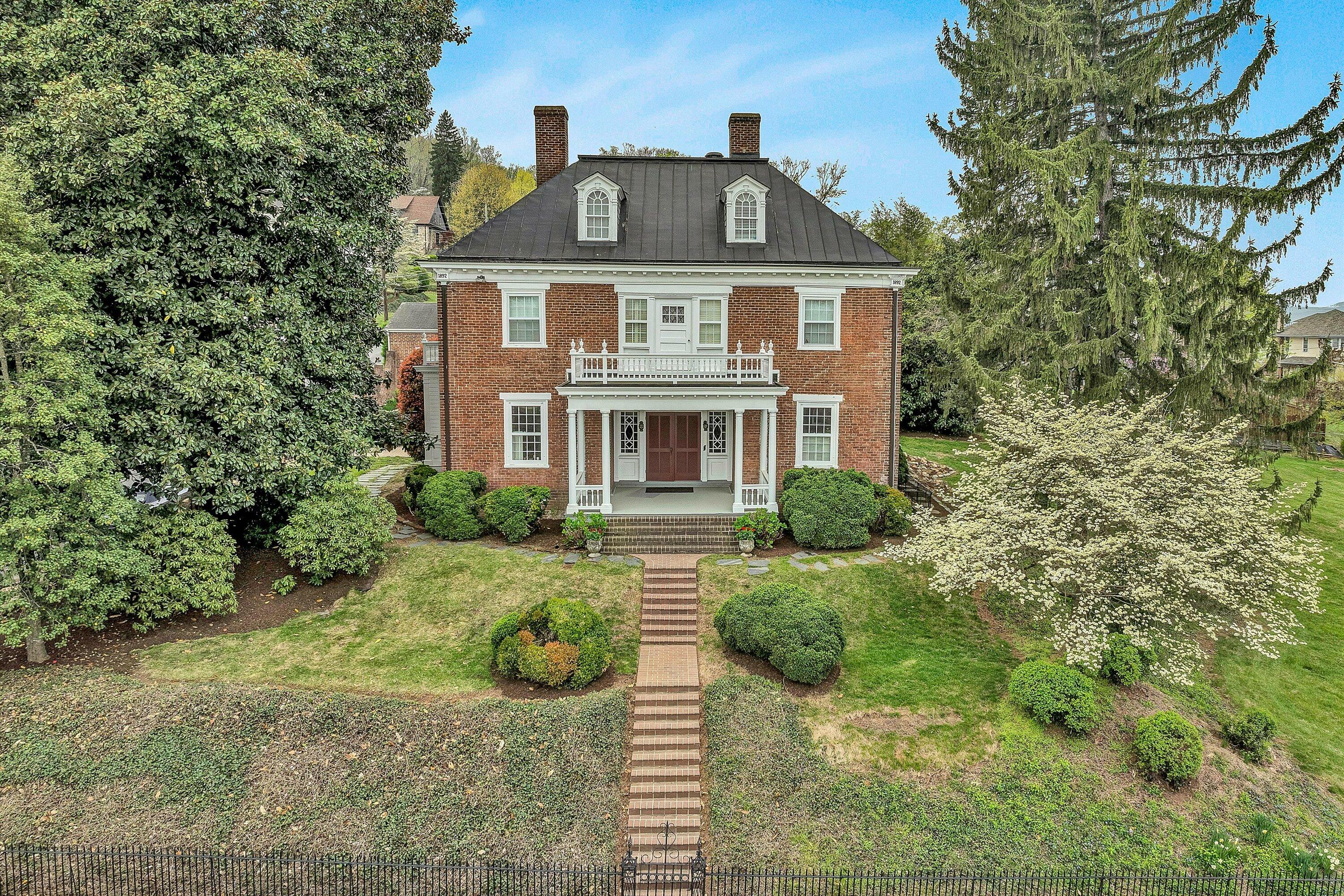 Property Photo: 1201 Ivy St SE VA 24014