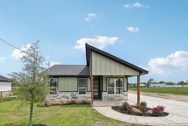 Property Photo:  16924 Rancho Escondido  TX 78002 