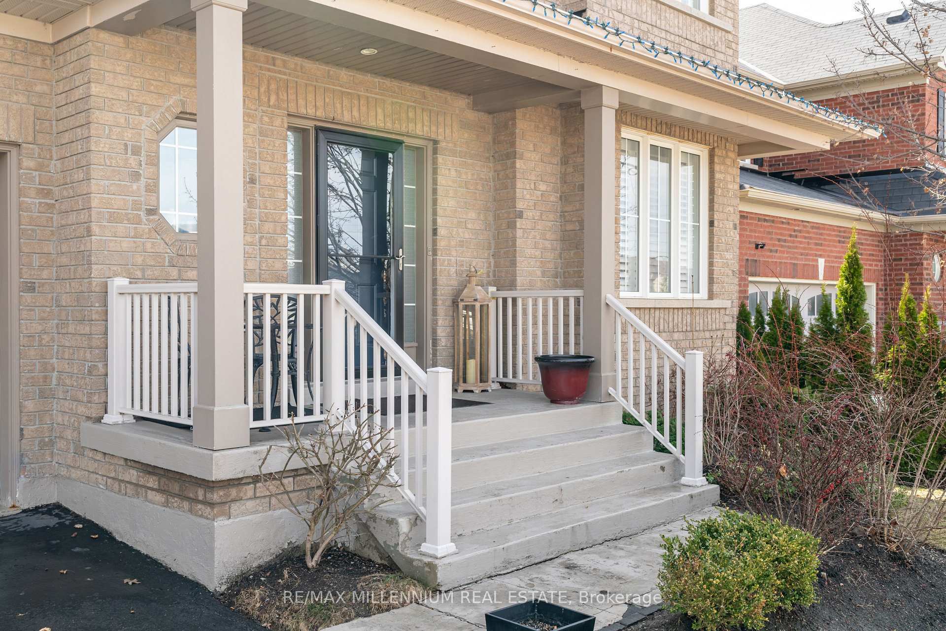 Property Photo: 33 Britannia Avenue E ON L1L 0C1