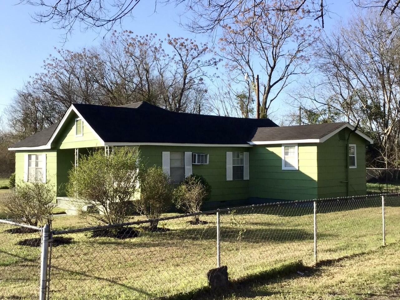 Property Photo: 2215 10th Ave S MS 39701