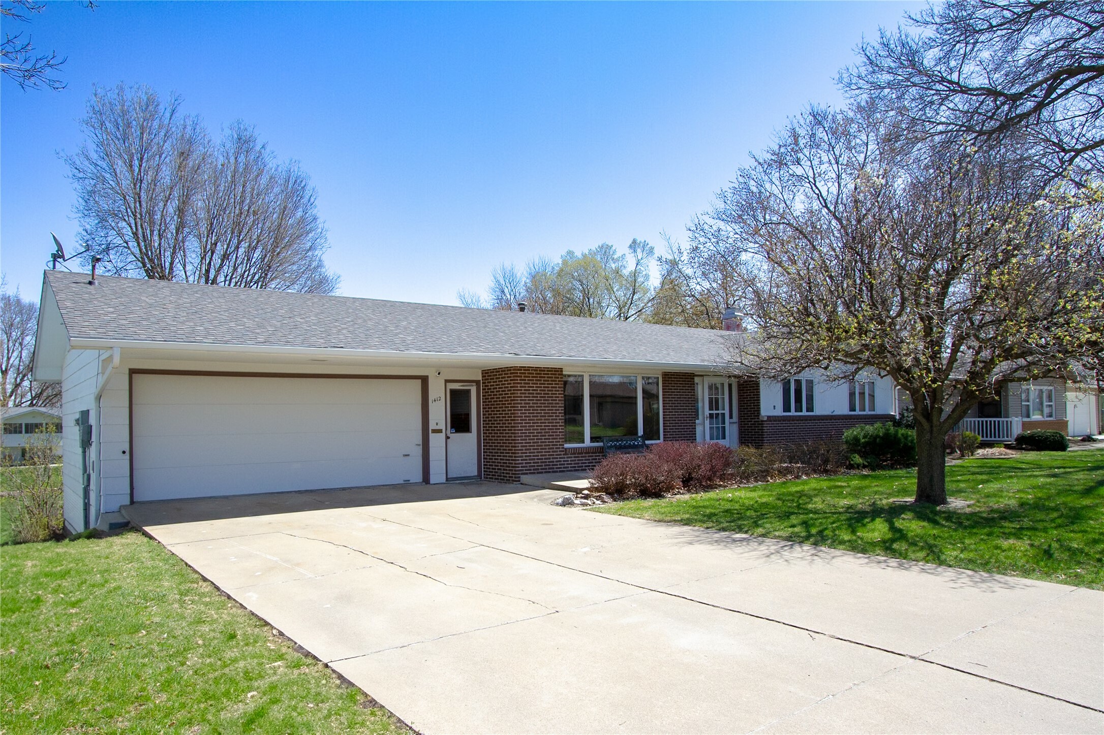 Property Photo: 1412 Country Club Drive IA 50219