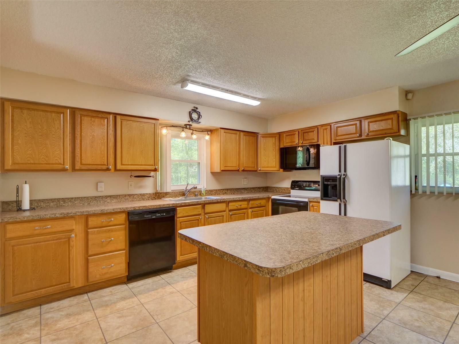 Property Photo: 10166 Cr 671 FL 33513