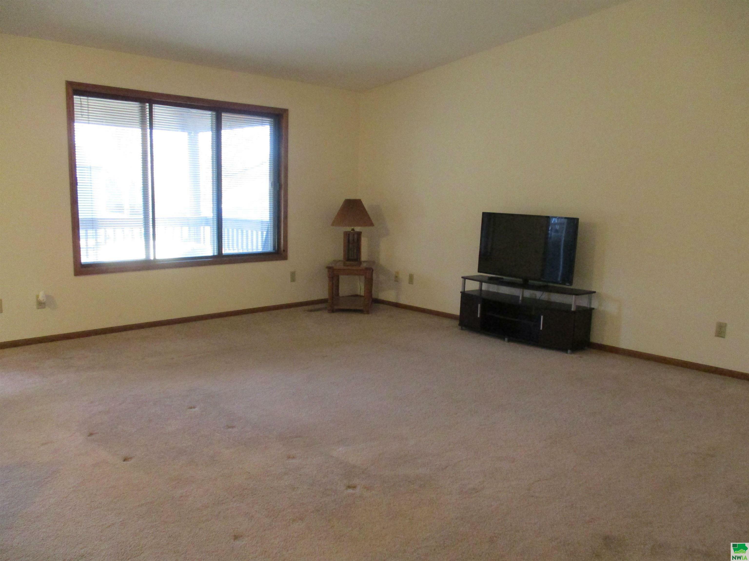 Property Photo: 2006 Greenbrier Ct IA 51104