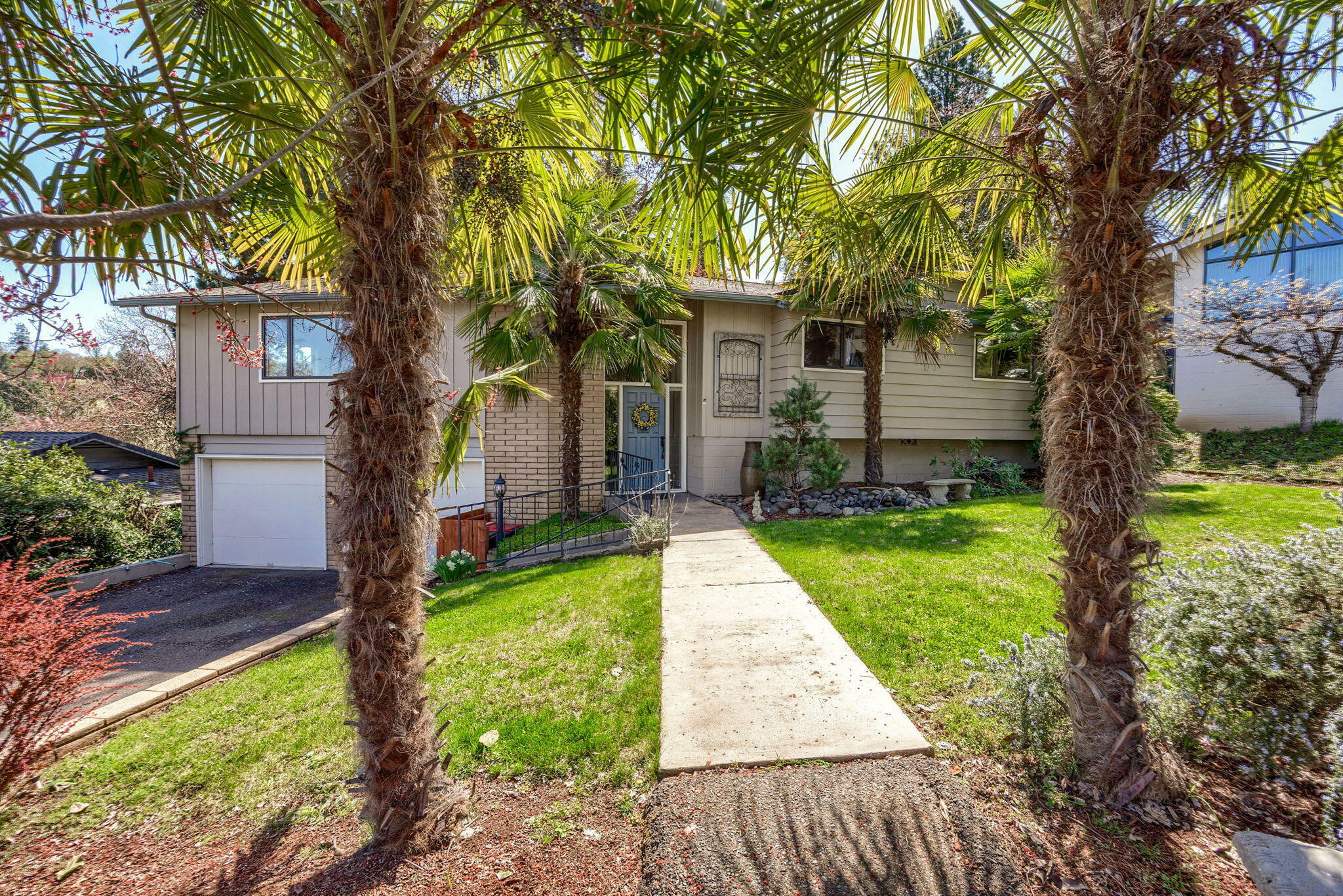Property Photo: 225 Coachman Drive OR 97530