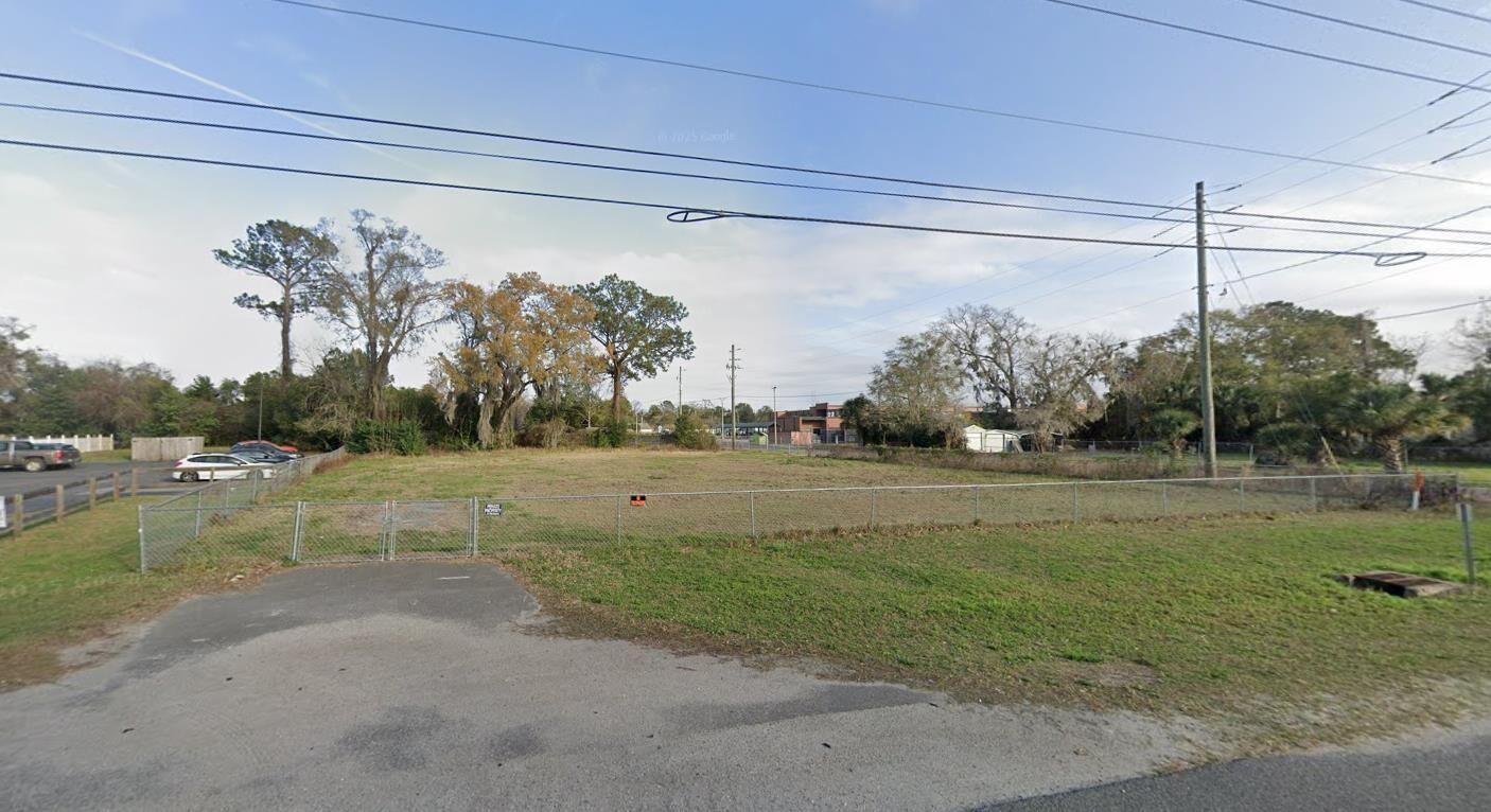Property Photo: 12761 N Main St FL 32218