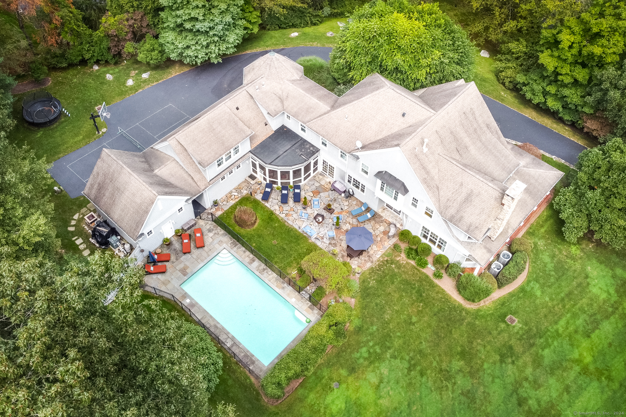 Property Photo:  6 Winthrop Hills  CT 06883 