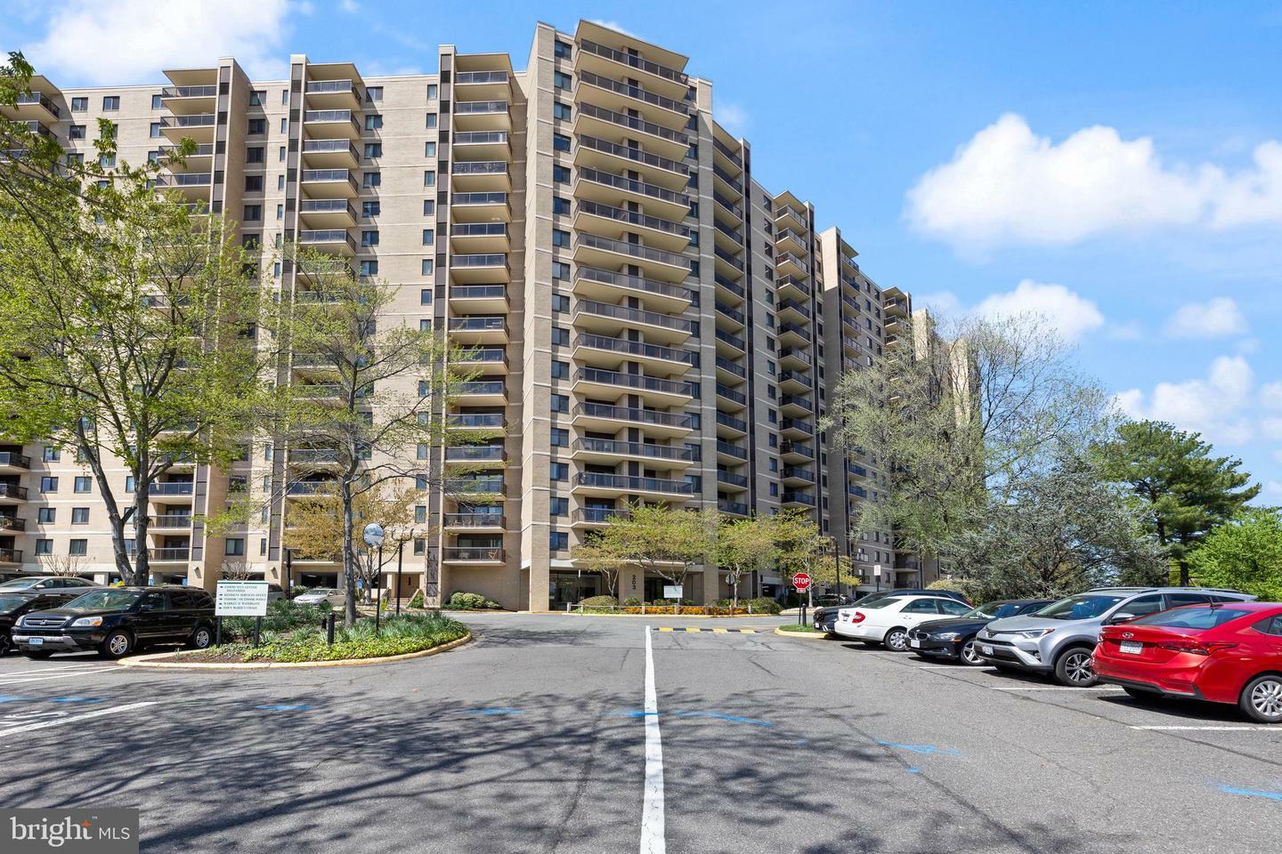 Property Photo: 203 Yoakum Parkway 1220 VA 22304