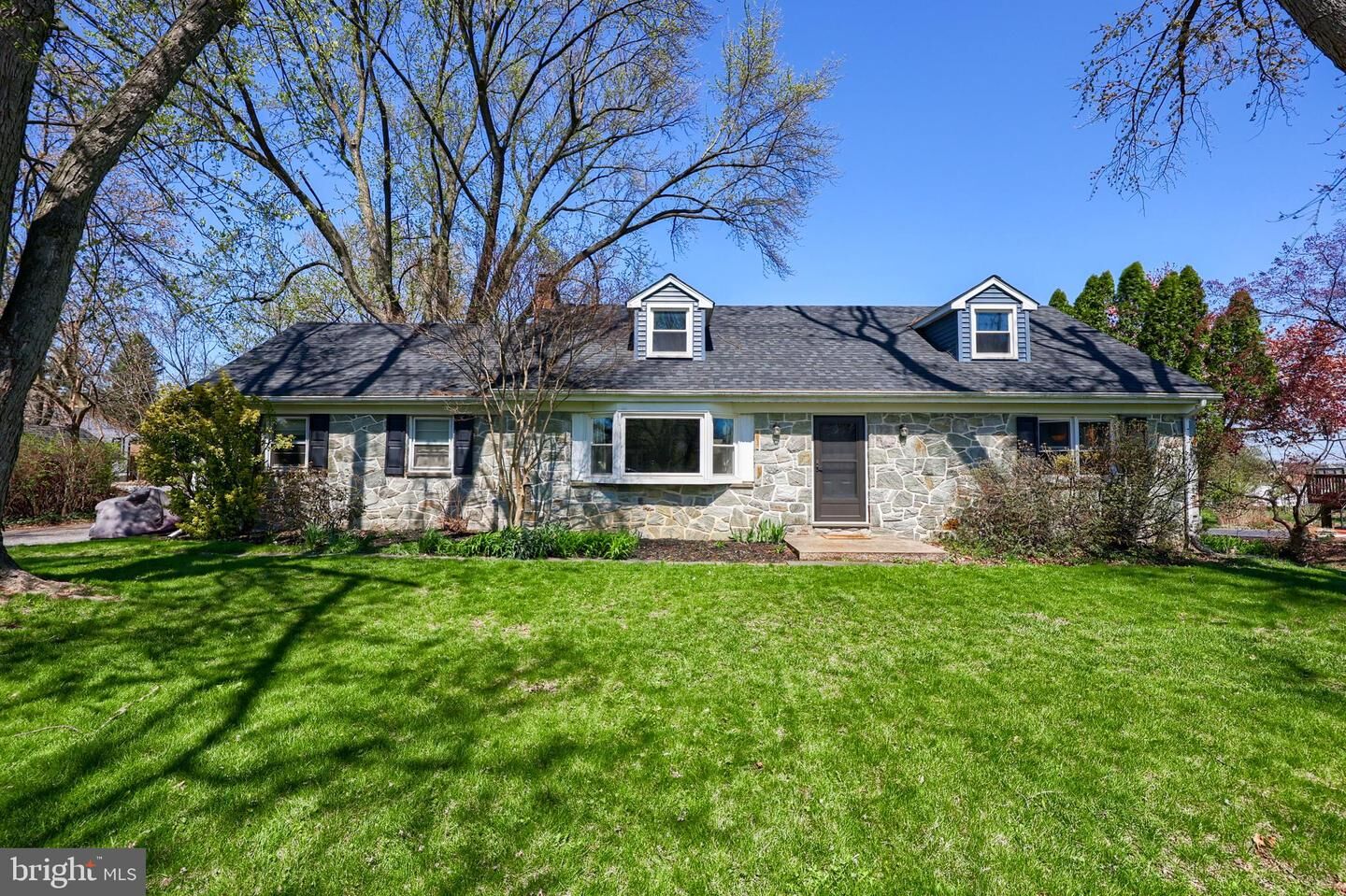 Property Photo:  2033 Robindale Avenue  PA 17601 