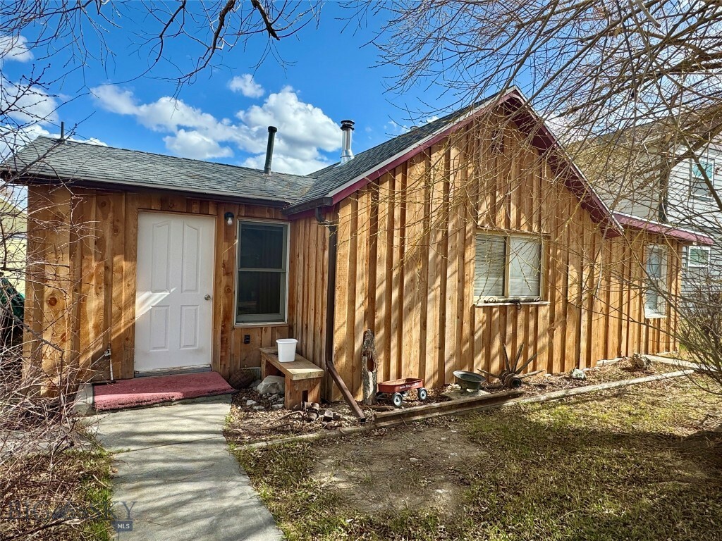 Property Photo: 1101 E Glendale Street MT 59725