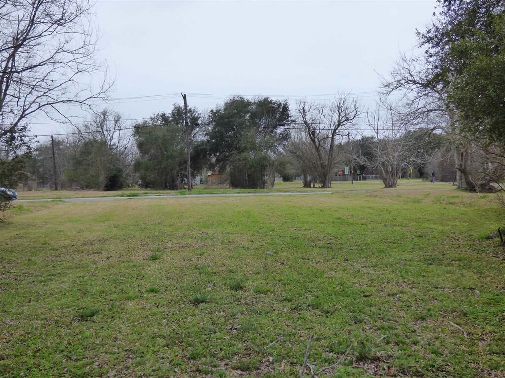 Property Photo:  936 Dunbar Avenue  TX 77640 