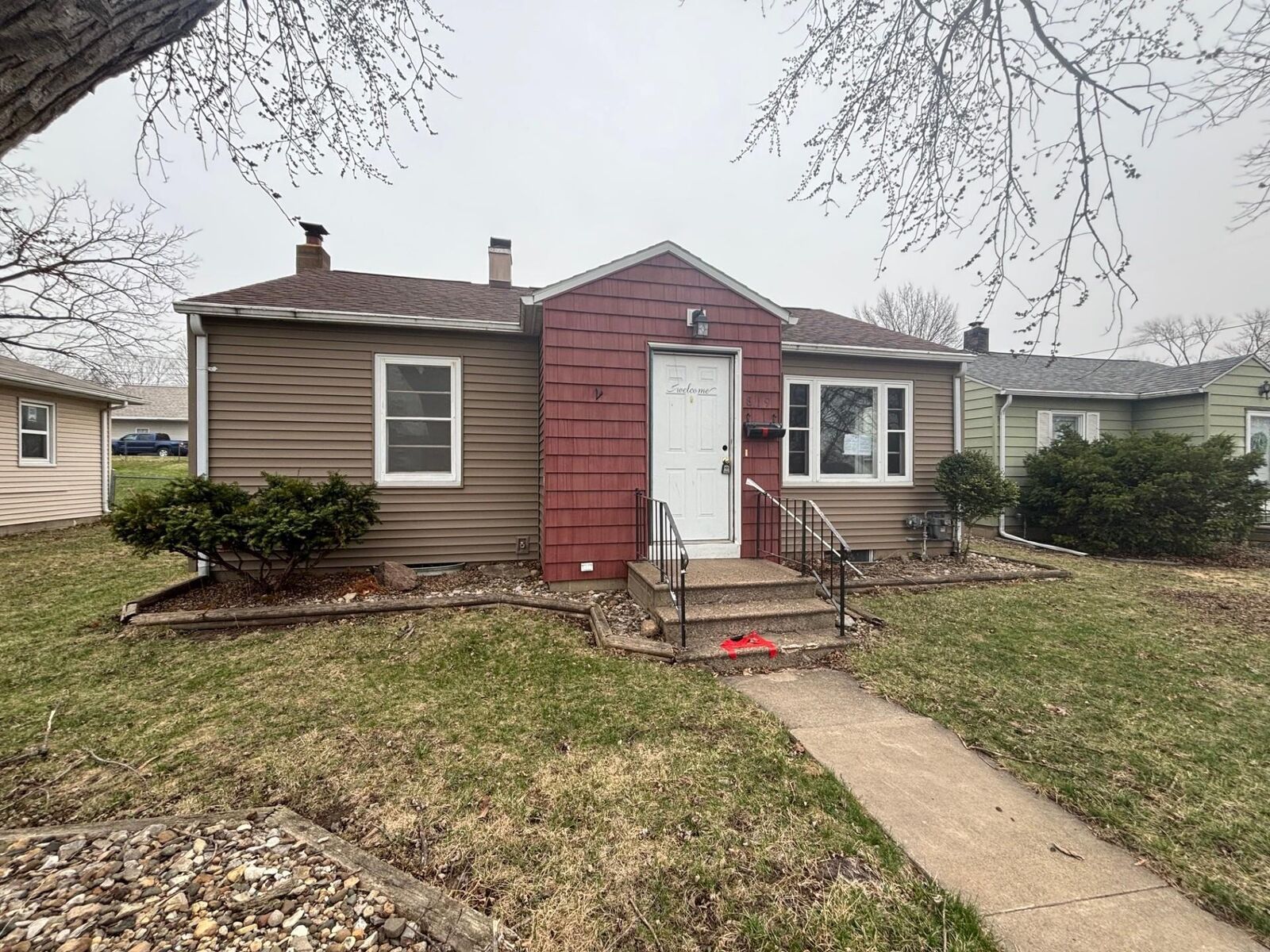 Property Photo:  819 Easton  IA 50702 