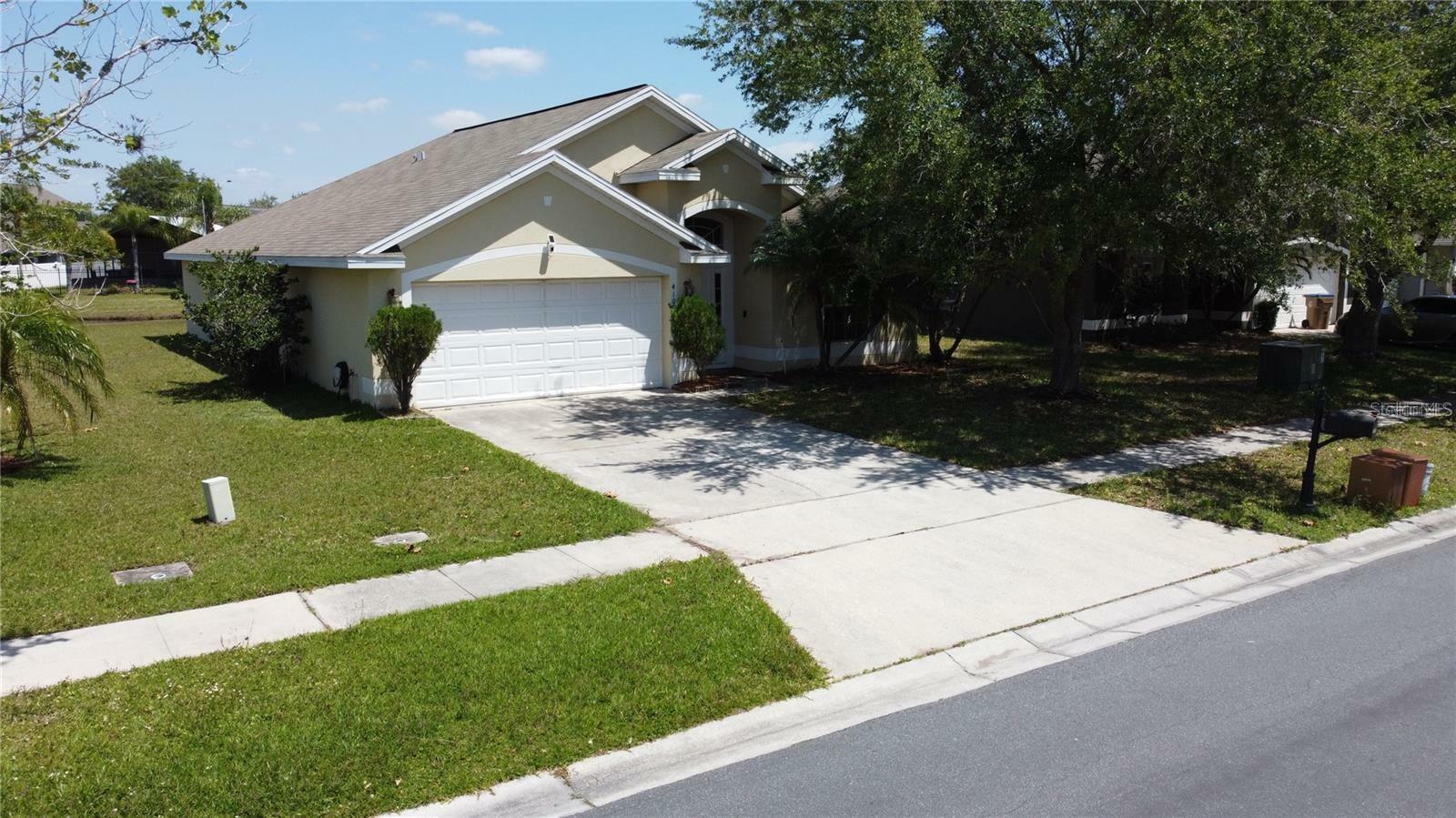 Property Photo: 4102 Longworth Loop FL 34744