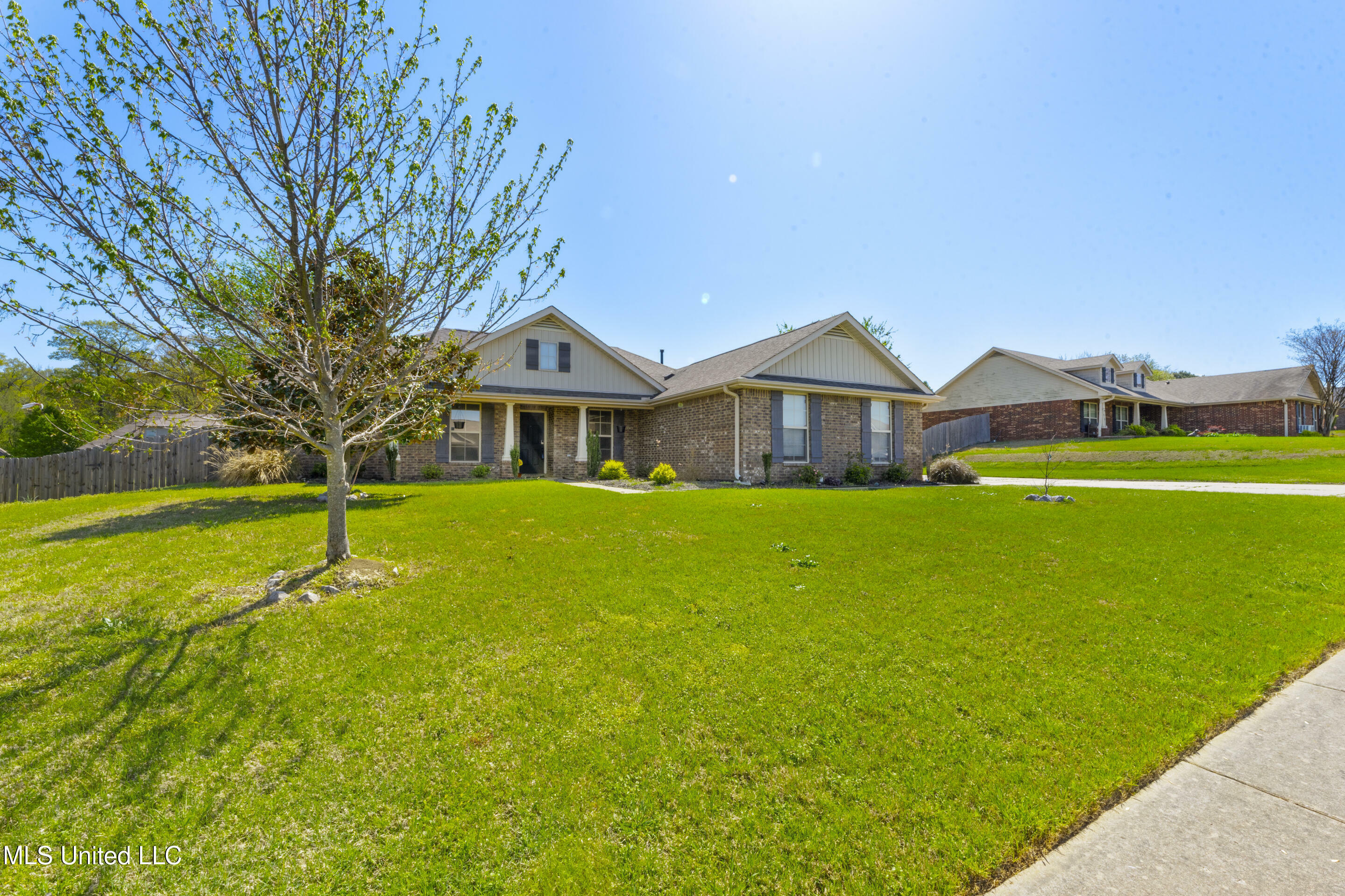 Property Photo: 7656 E Brierfield Drive MS 38672