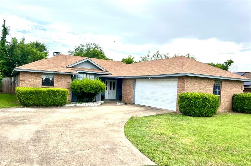 Property Photo: 721 Hillside Drive TX 75104