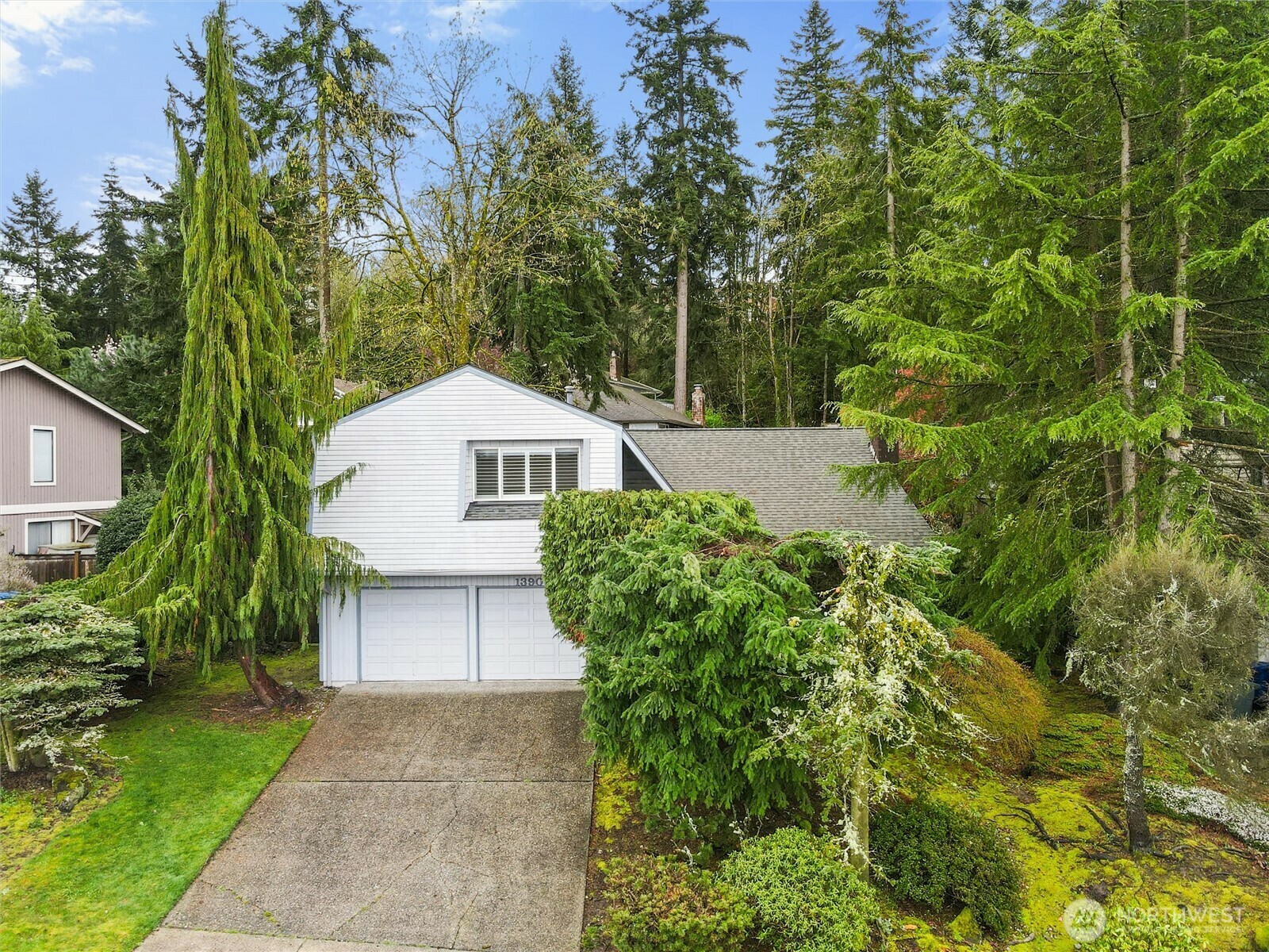 Property Photo: 13909 SE 46th St WA 98006