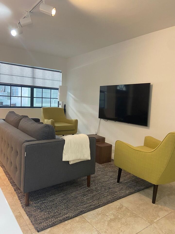 Property Photo:  2404 NE 33rd Avenue 4  FL 33305 