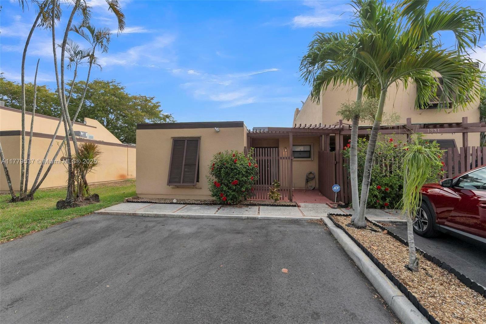 Property Photo: 1341 E Golfview Dr 1341 FL 33026