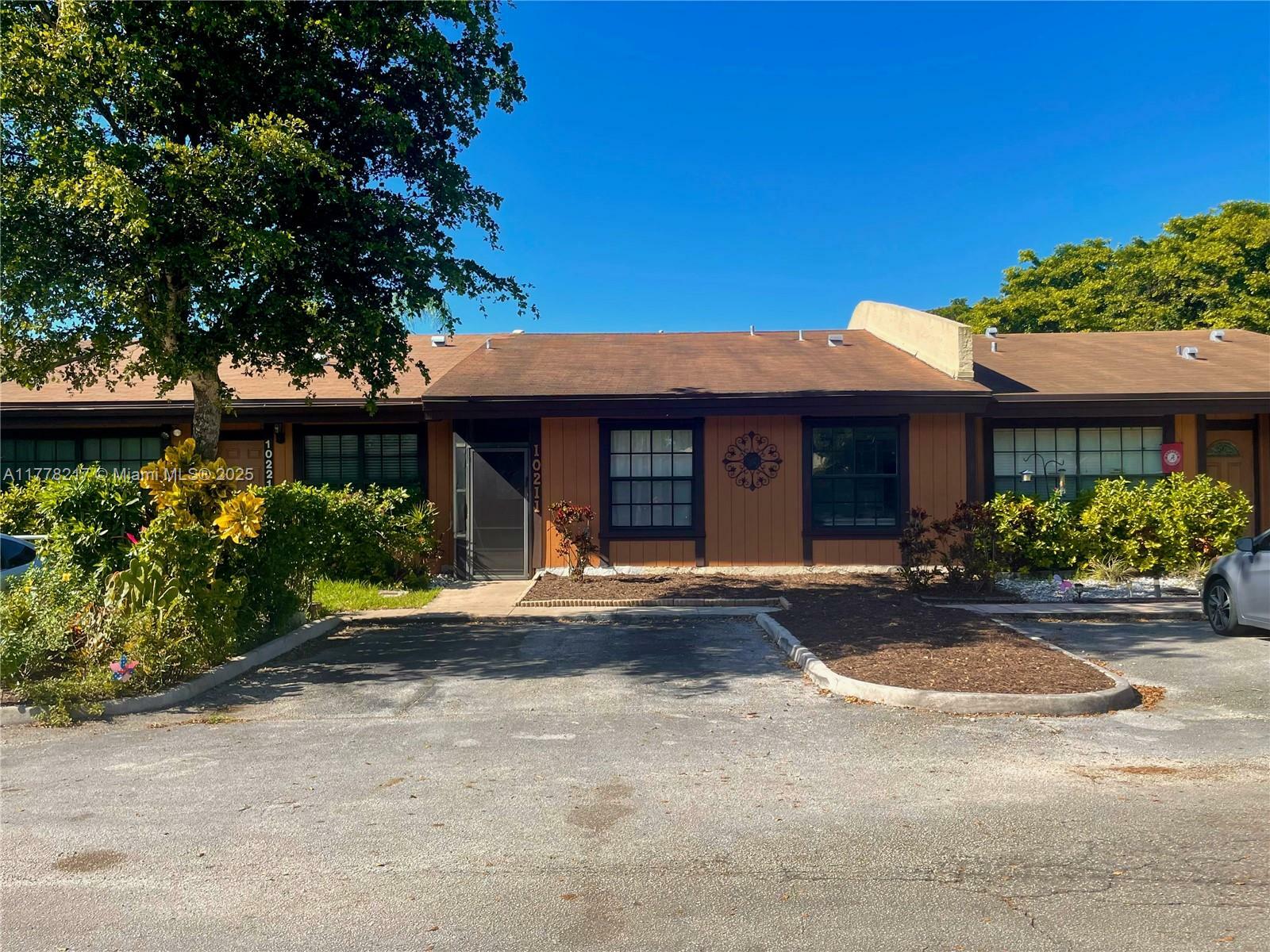 Property Photo: 10211 Buttercup Ct 10211 FL 33026