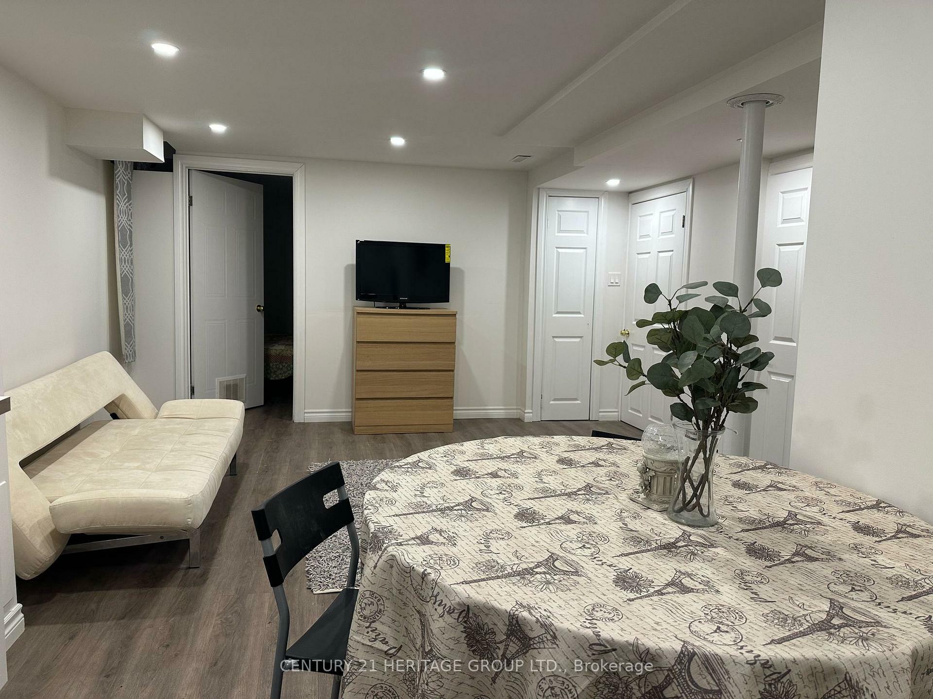 Property Photo: 135 Glenway Circle ON L3Y 7S3