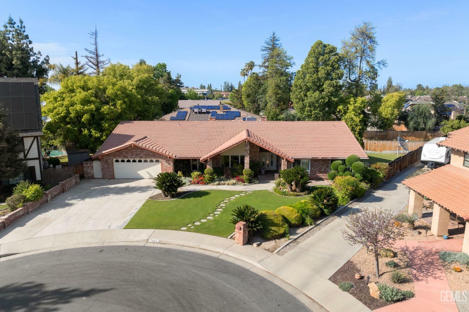 Property Photo: 7904 Reina Court CA 93309