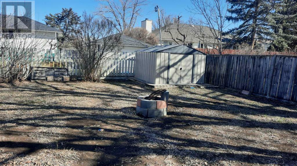 Property Photo: 586 2 Avenue West AB T0J 0Y3