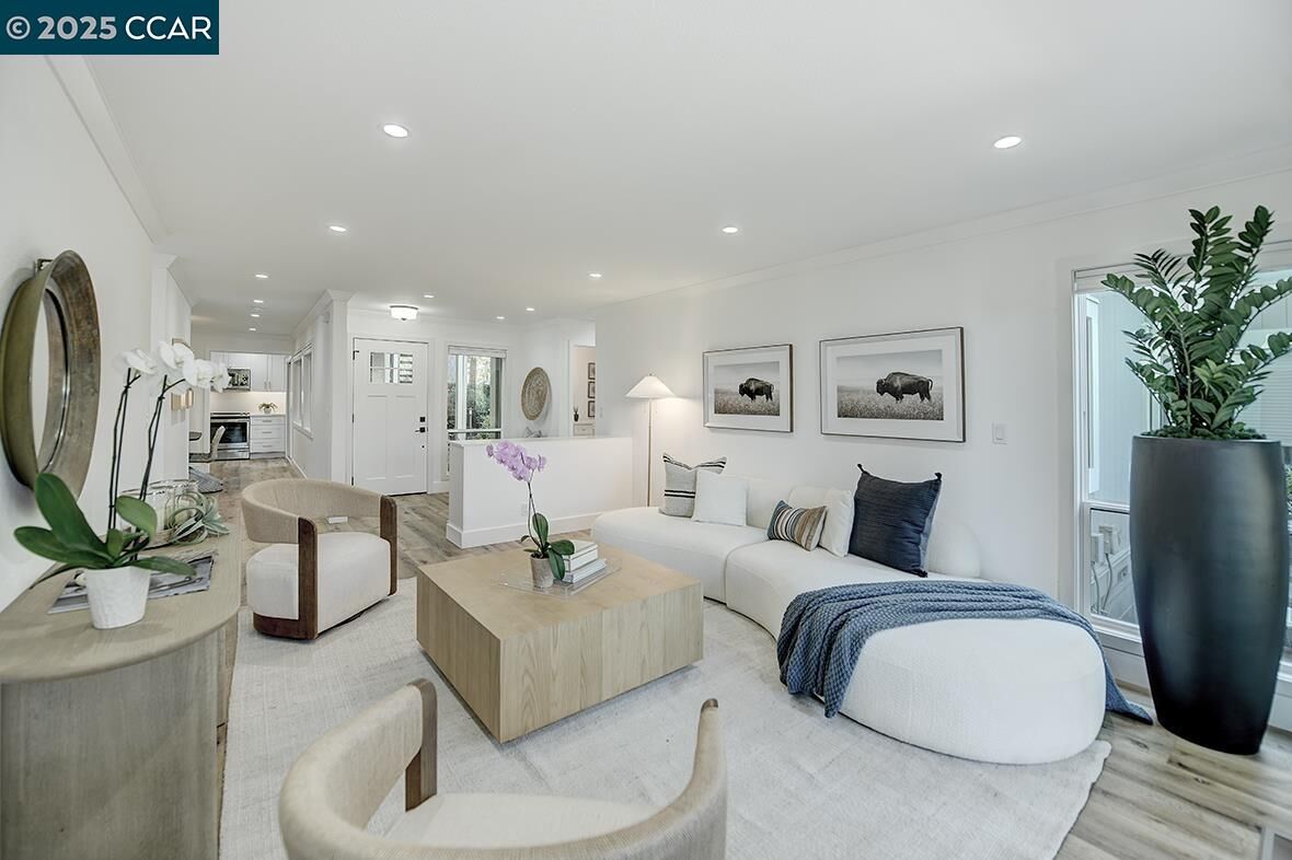 Property Photo: 3064 Rossmoor Pkwy 6 CA 94595