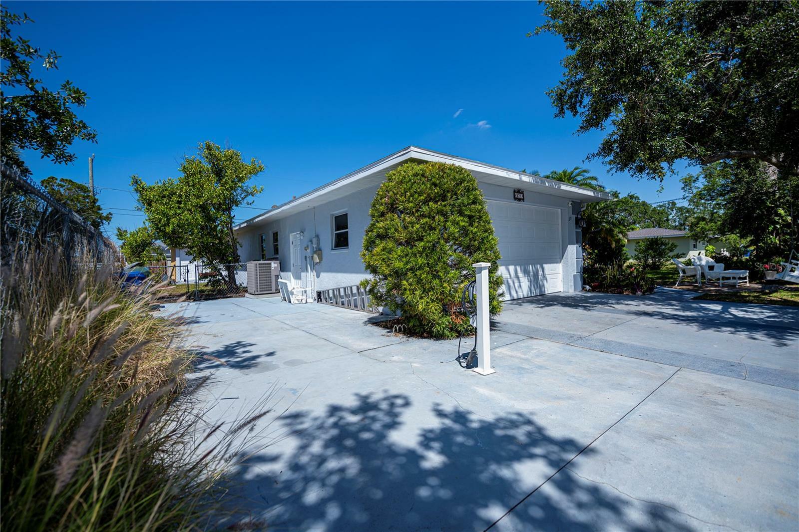 Property Photo: 271 Manor Road FL 34293