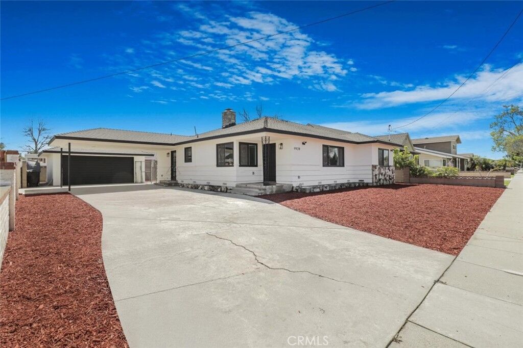 Property Photo: 9928 Park Street CA 90706