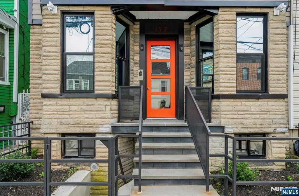 Property Photo:  172 New York Avenue 1L  NJ 07307