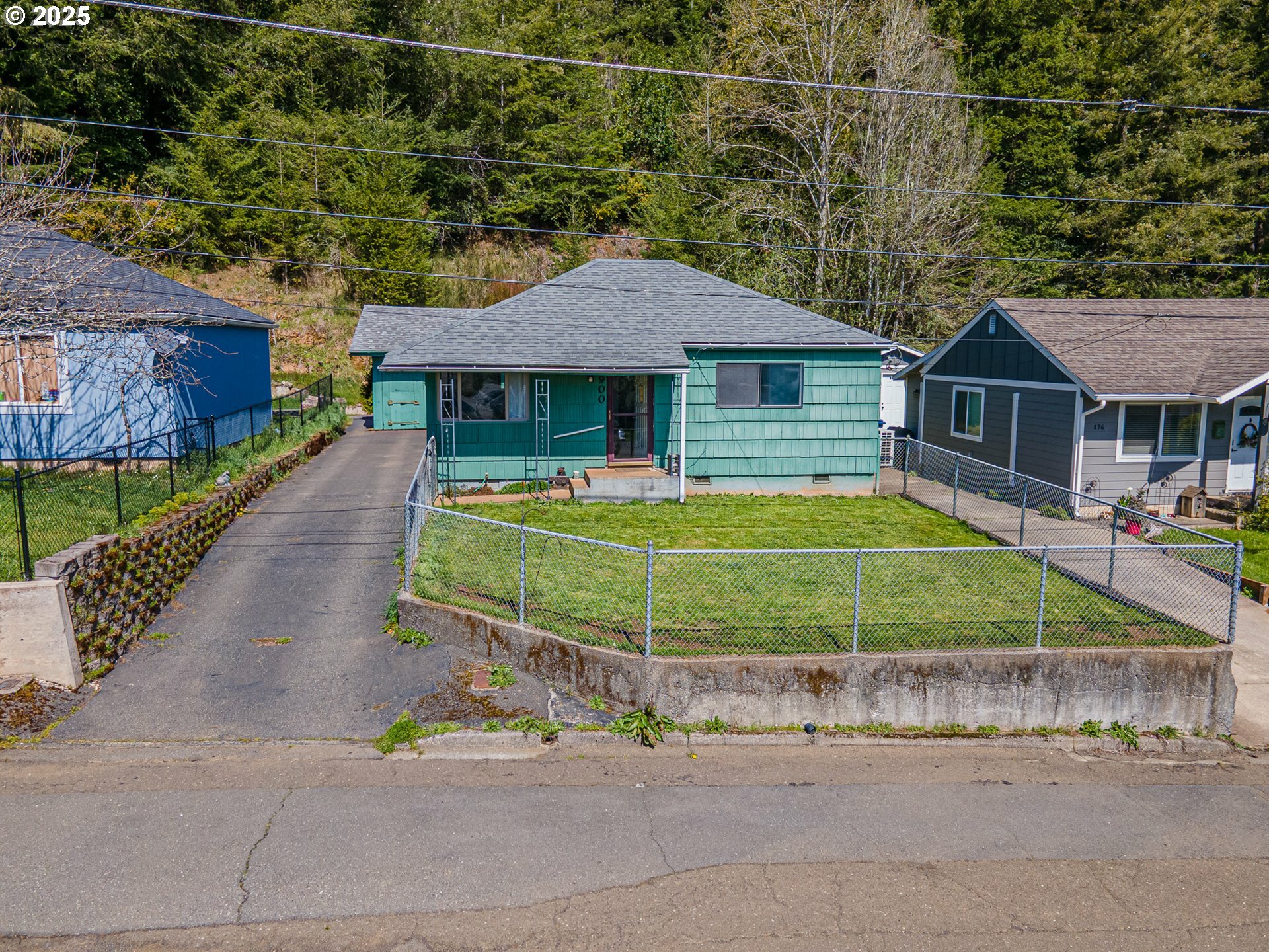Property Photo: 900 W 17th St OR 97423